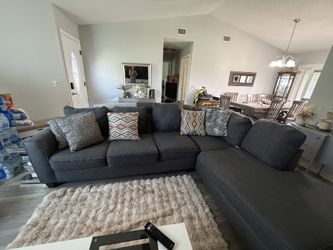 Blue Fábrica Right Facing With Decorative Pillows