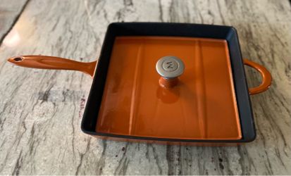Cast iron grilling pan with lid