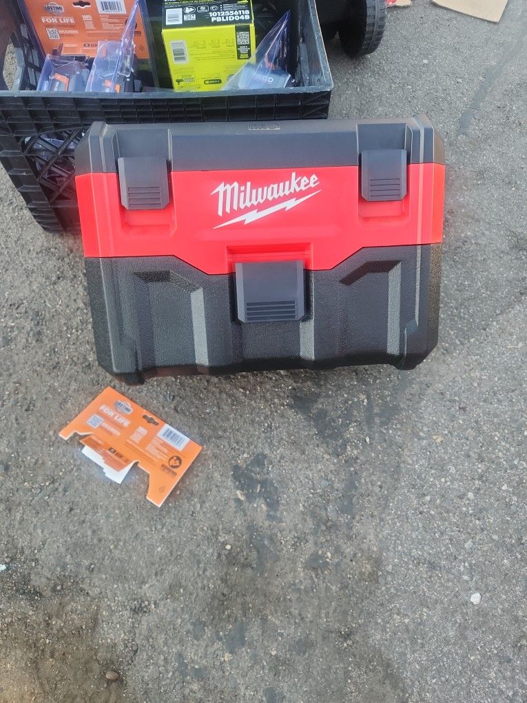 Milwaukee M18 Vacuum