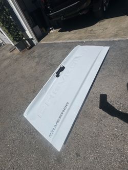 2020-2026 Chevrolet 2500 Tailgate needs repair