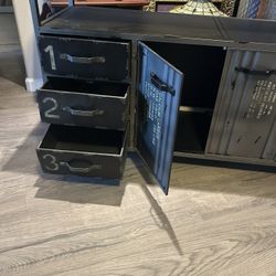 Dresser / Tv Stand 