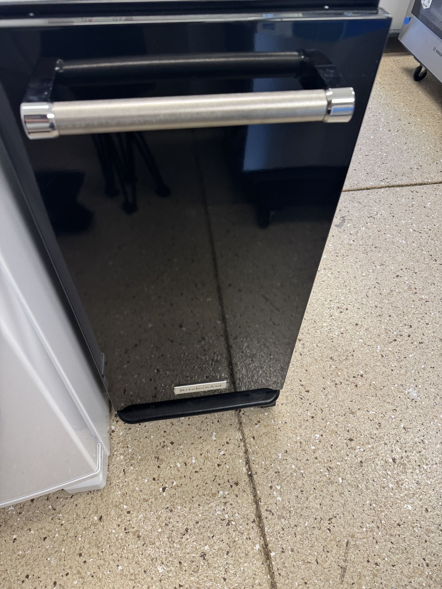 NEVER USED 15”KITCHEN AID TRASH COMPACTOR. BLACK. 