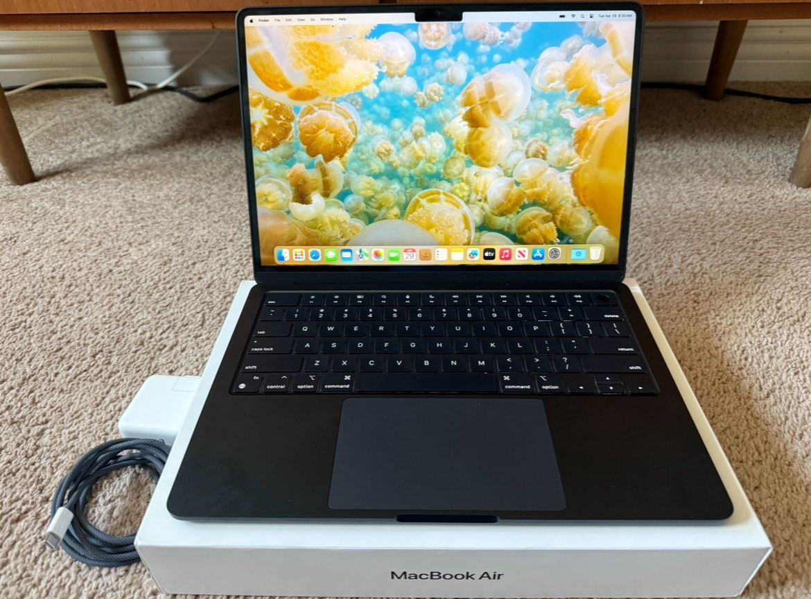 2024 M2 13.6” Macbook Air 8GB RAM/512Gb Storage/Applecare Laptop Computer