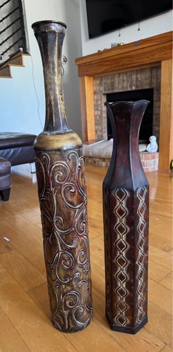 2 metal decor, 2 vases, 2 tall vases, 2 metal vases , brown vase