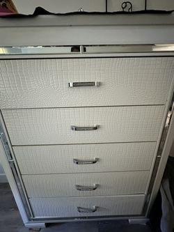 Great Condition Chest Dresser That Goes With Bedframe And Night Stand Listed On Here