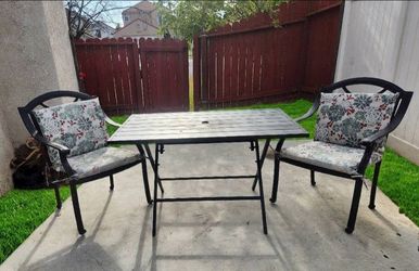 Metal Patio set in Excellent condition!