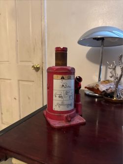Red hydraulic bottle jack