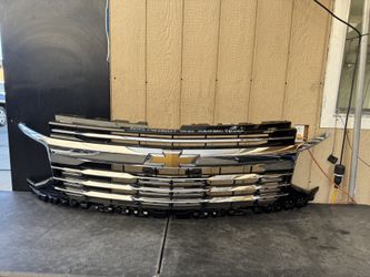 2025 CHEVROLET SUBURBAN PREMIER FRONT GRILLE OEM USED 