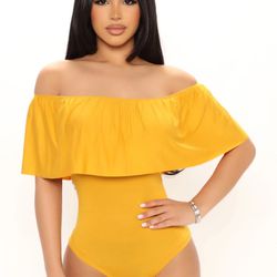 Off Shoulder Ruffle Bodysuit ! Size Small 