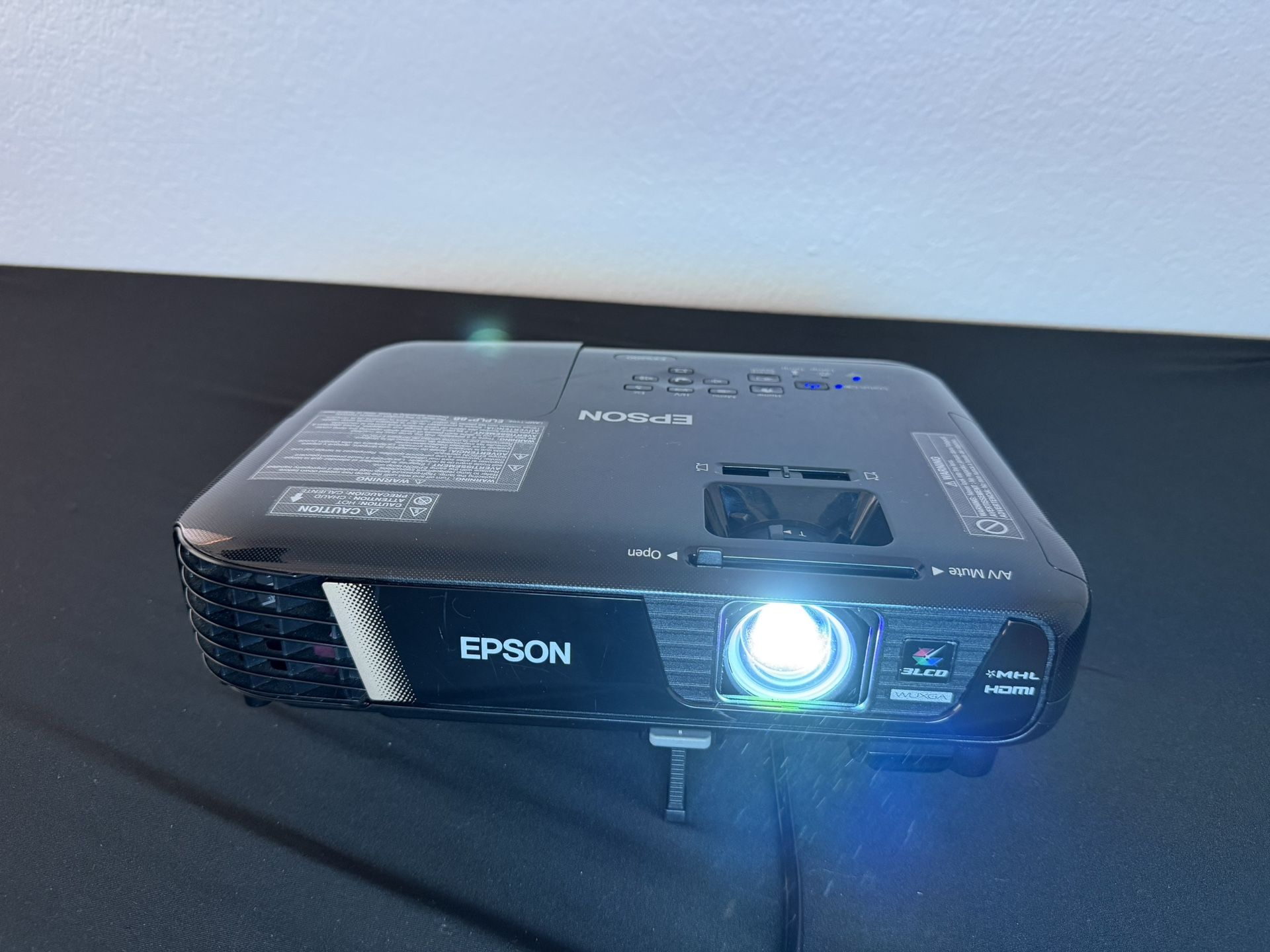 Epson EX-9200 Pro Wireless 3LCD Projector – 3200 Lumens, WUXGA 1080p – Low Hours