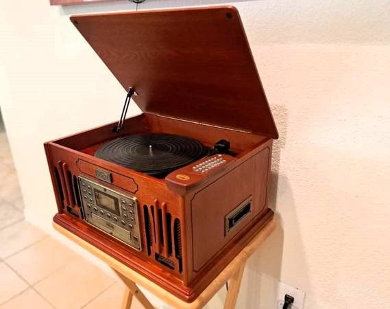 Like New! Turntable CD Cassette, Tuner All in 1 Spirit of Saint Louis - $50 (South Fort Worth)