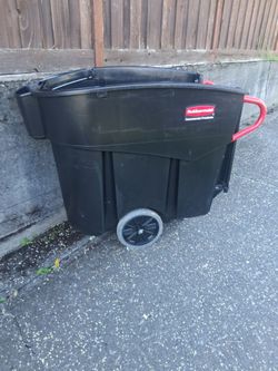 Rubbermaid Mega Brute Tilt Truck