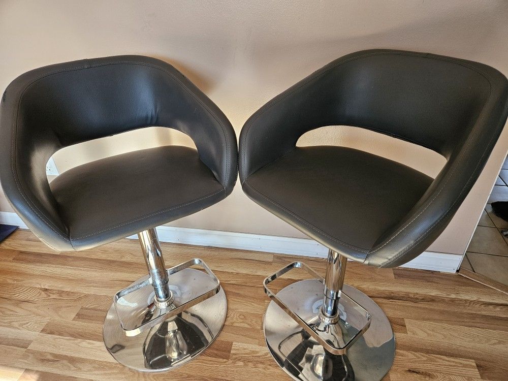 Adjustable Swivel Bar Stool