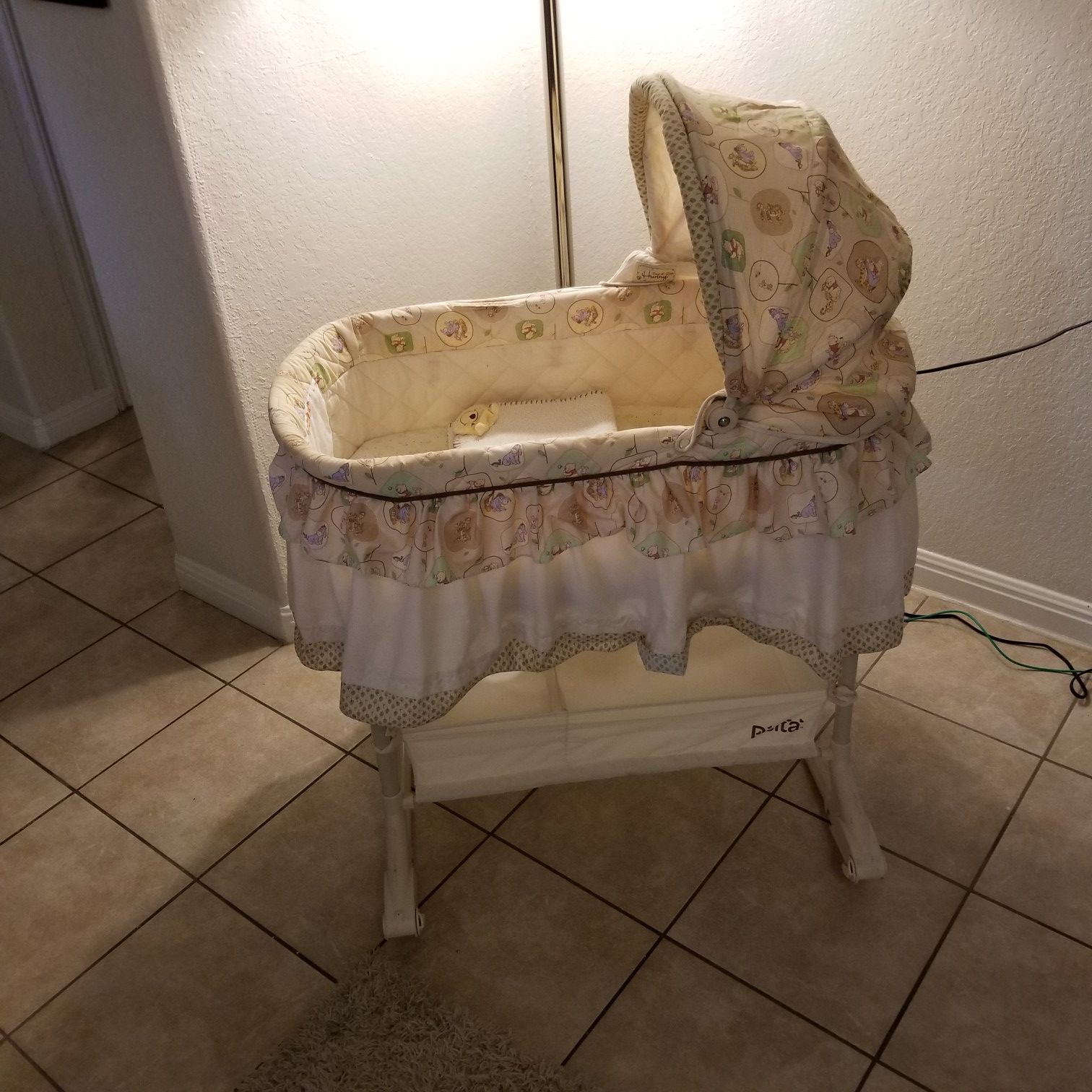 Delta Winnie the Pooh Bassinet. Rocker/Roller
