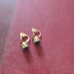 2 Pairs Of Clip On Earrings