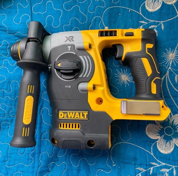 DEWALT 20V MAX Brushless SDS Rotary Hammer dch273b