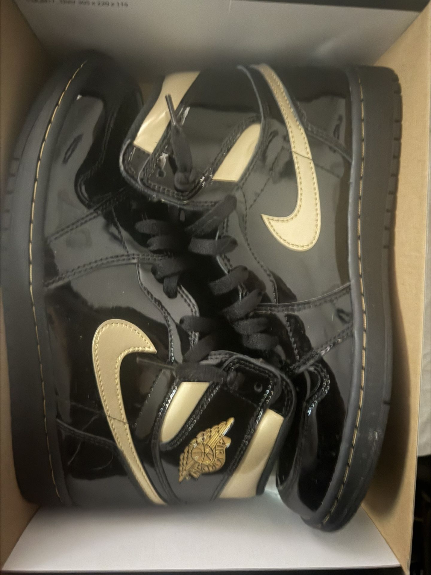  Air Jordan 1 Retro High OG “Black Metallic Gold” (Size 9.5) – Brand New