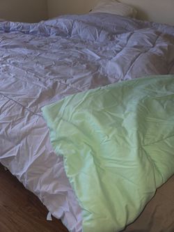 QUEEN SIZE REVERSIBLE COMFORTER