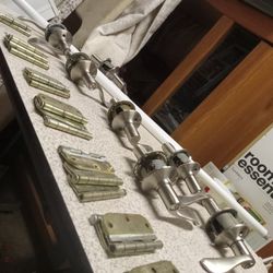 Door Handles And Hindges