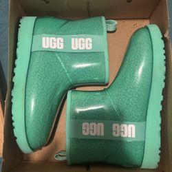 UGG 
