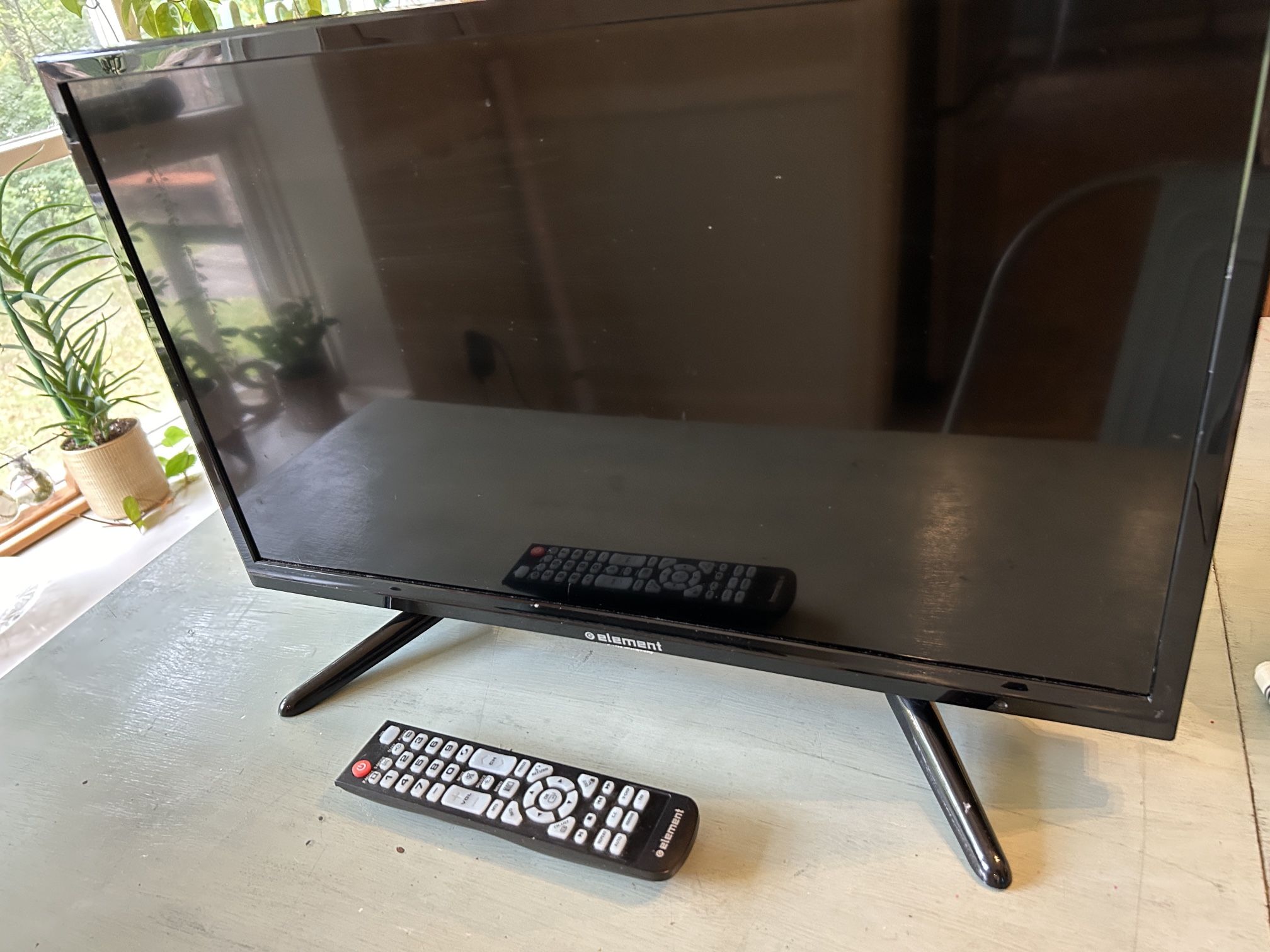 TV 24” Element With Remote