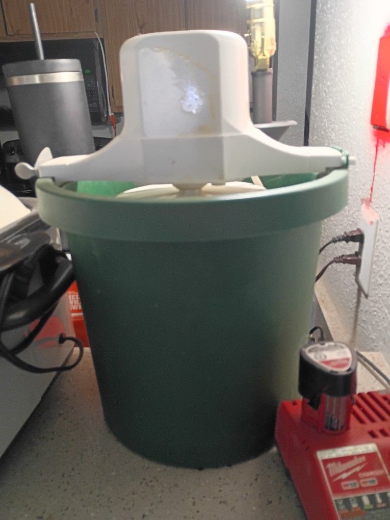 NEVER USED ICE CREAM MAKER EVERYTHING WORKS $10