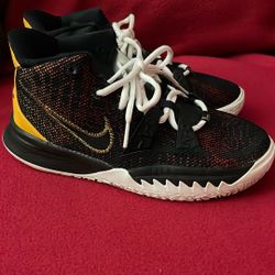 Boys Kyrie Irvin Kyrie 7 rayguns size  4y