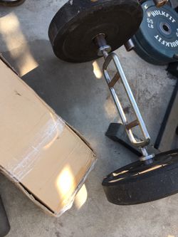 Olympic tricep bar and 2-45lb bumper plates