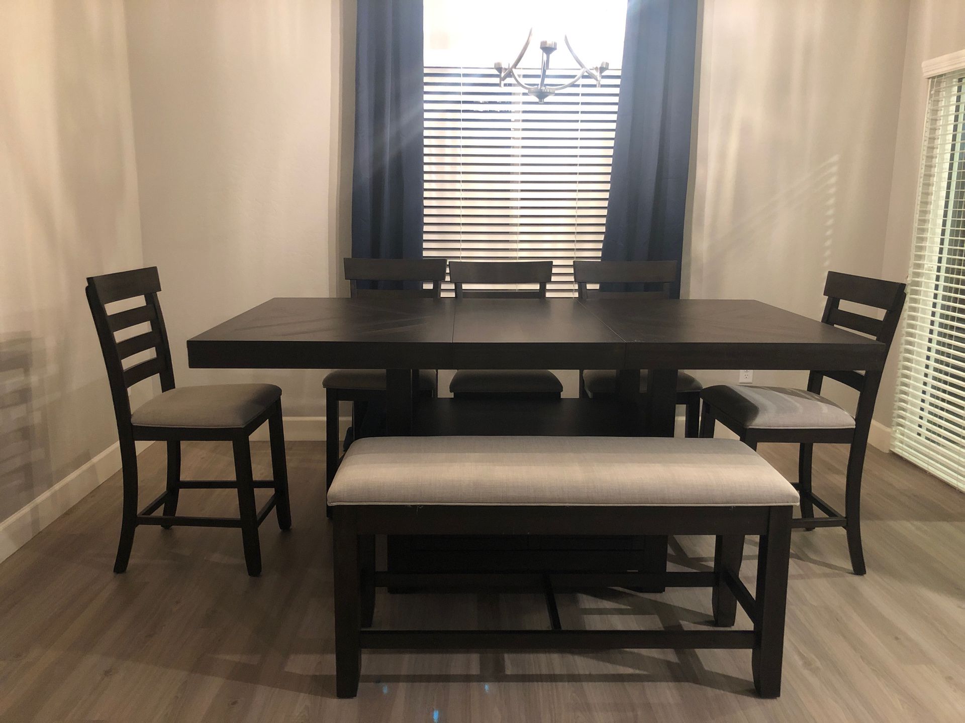Dining table/comedor