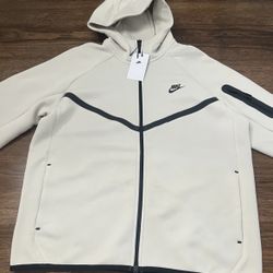 Nike Tech white Size large