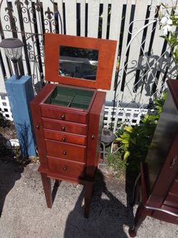 Stand up jewelry box