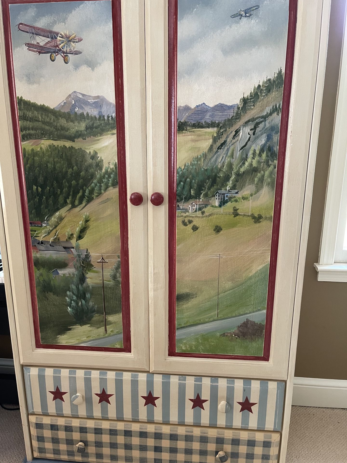 Hand Painted Children’s bedroom With Tons Of Extras