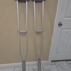 Crutches I have many pairs $10 each  tengo varios pares Muletas $10 cada par