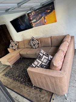 * Like New * Ashley Furniture 3pc Modular sectional sofa ( Free Delivery )