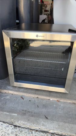 Beverage refrigerator