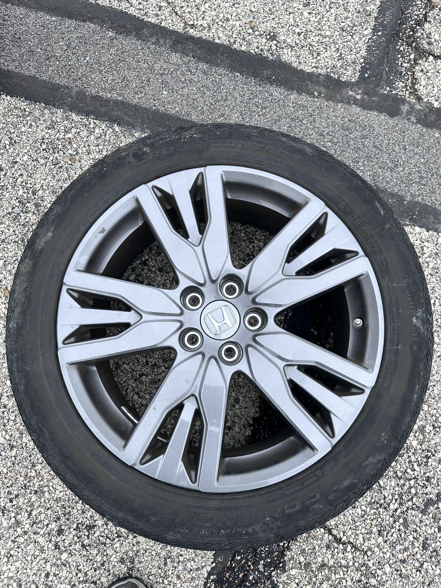 Mint 2022 Honda Passport 20” wheels with tires.