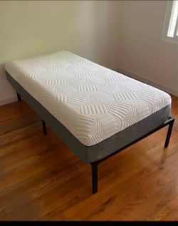 $50 8-inch high memory
foam mattress, like new. Pickup only in 02148