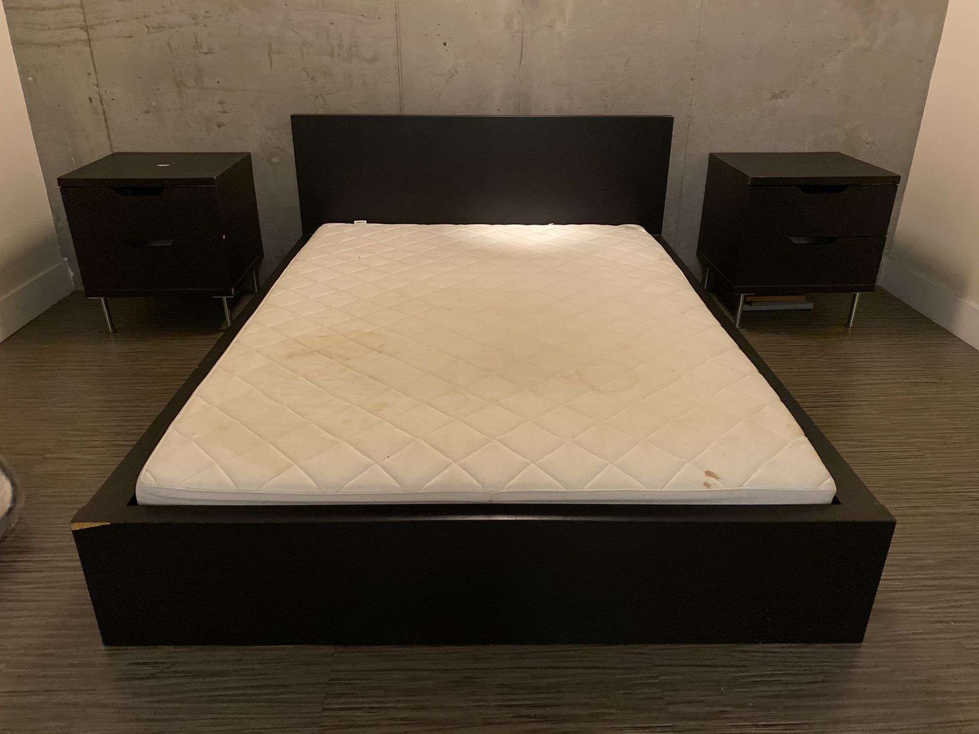 FREE 3 piece bed set ((ON HOLD))
