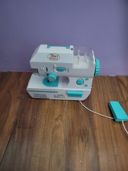 "It's So Me!" Toy Sewing Machine