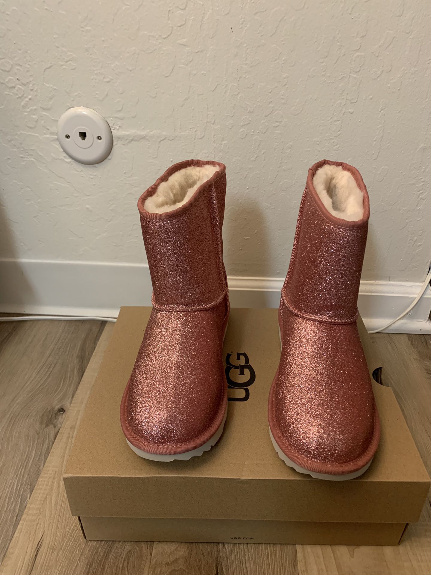 100% Authentic Brand New in Box UGG Classic Short Glitter Sparkle Boots / Women size 8 (Big kids 6)