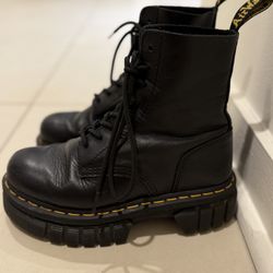 Dr. Marten Black Boots size 6 used but still in good conditions!
