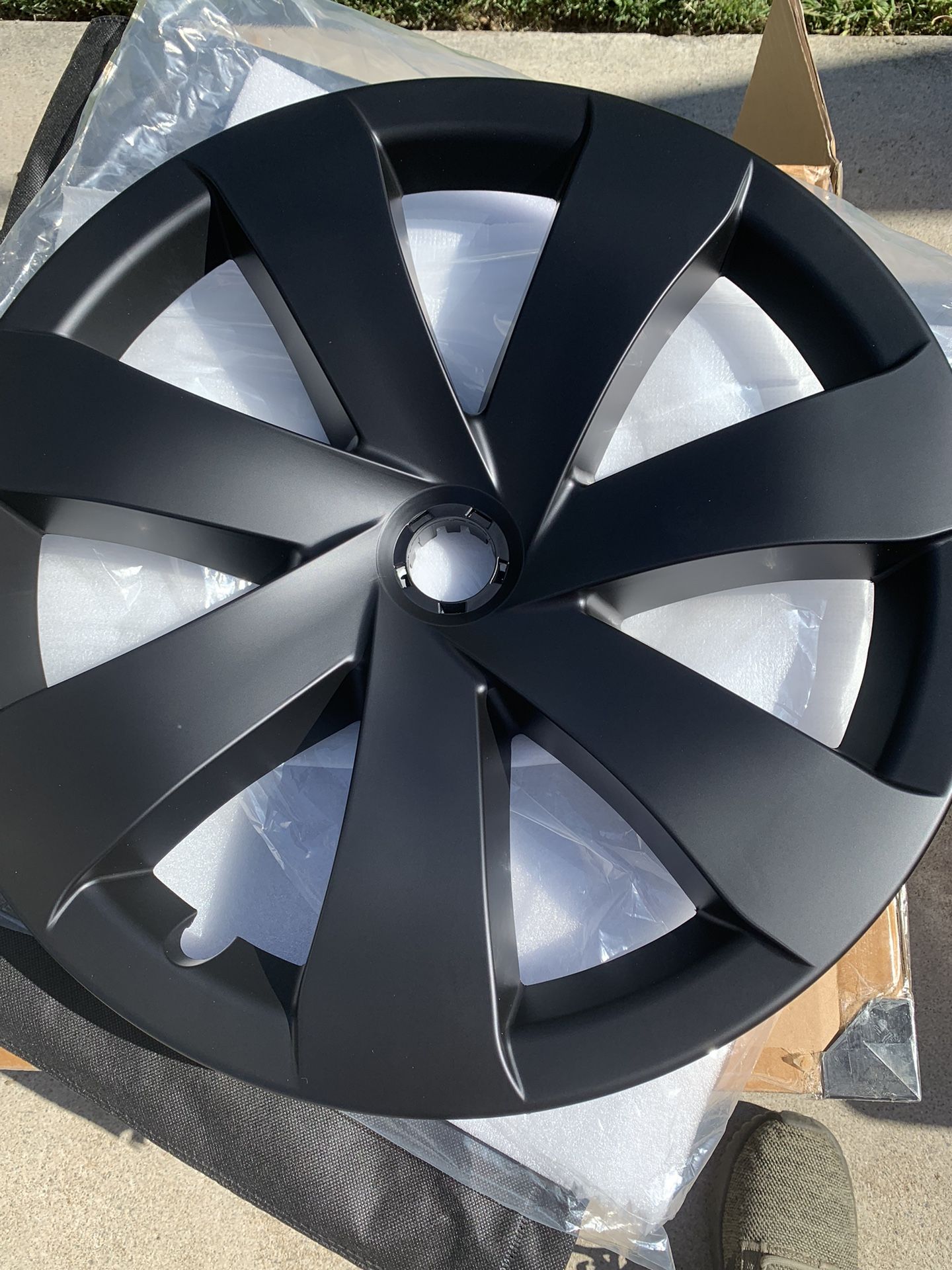 Laminar Black Hub Caps for Tesla Model Y - KENPENRI 19" Model Y Rim Hub Covers Replacement Kits with Logo Wheel Protector Cover for 2020-2023 Tesla Y 