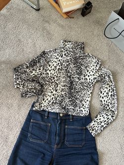 Sexy fitted sheer mesh turtleneck in grey‑white leopard print. Wild edgy vibe, ideal for layering or night‑out styling.