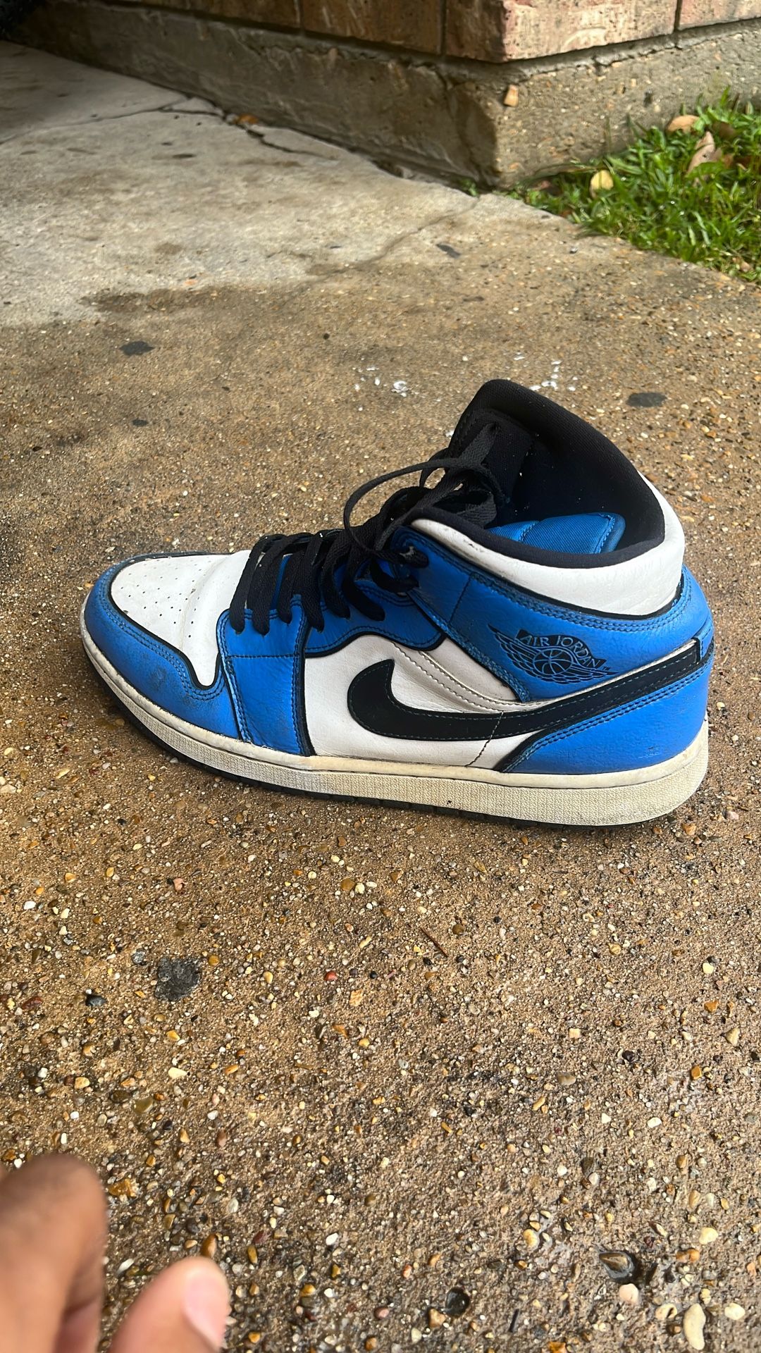 Jordan 1 Mid Signal Blue