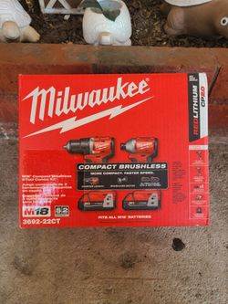Milwaukee m18 Brushless set with 2.0ah Batteries and charger new