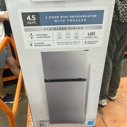 Mini Fridge With Freezer 