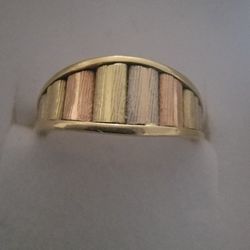 14 Kt Tricolor Yellow Gold 💛 ✨️ Ring .  Size 7. $400.00. Firm Price! Pick Up Only!  Contact Me If Your Serious and Interested 😊😉❤️‍🩹🙏 