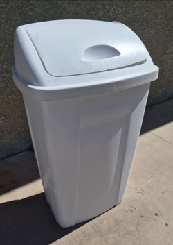 Mainstays 13-Gallon Plastic Swing Top Trash Can
