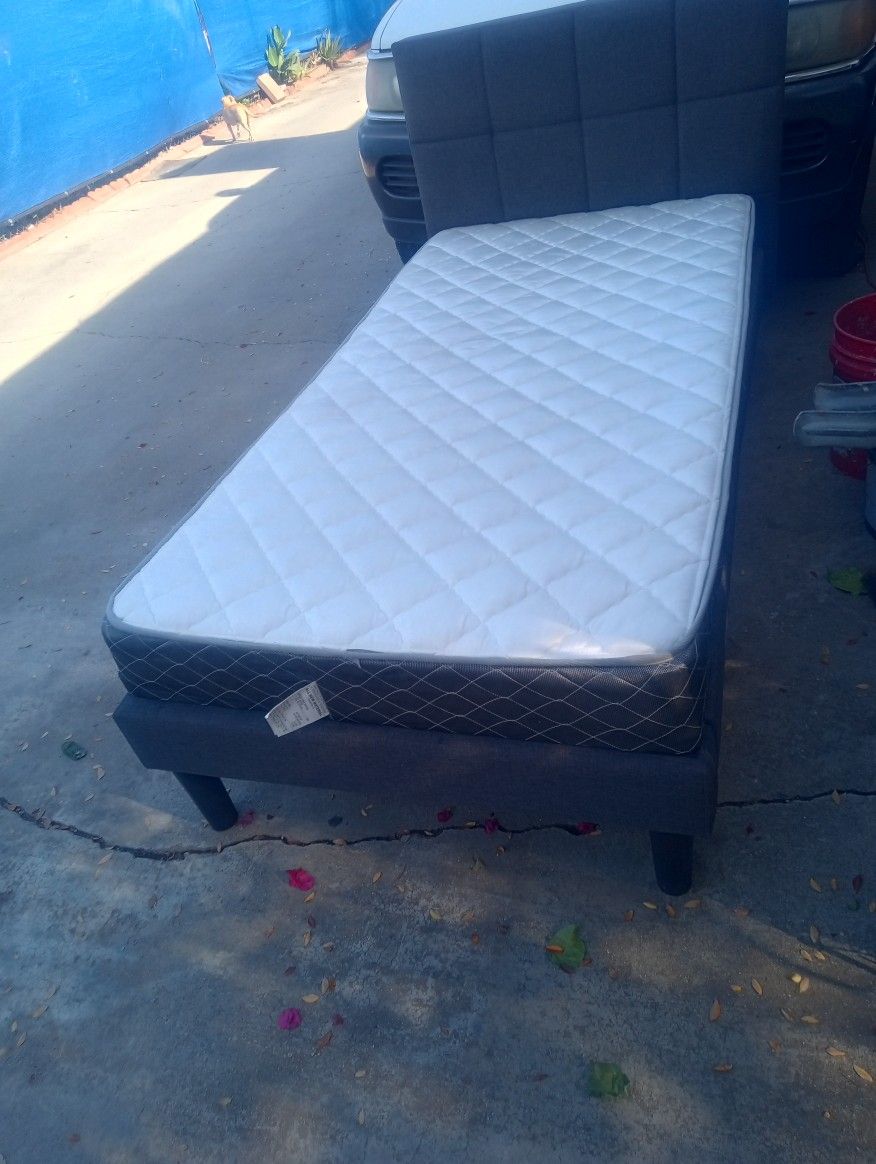 Nice Nice Twin Bed Whit Mattress Included Available