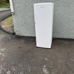 11 Cubic Upright Freezer Hamilton Beach Free Local Delivery/30 Day Warranty